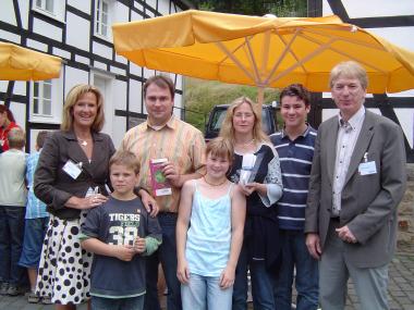 Brigitte Kramps (l.) und Wilhelm Strüwer (r.) überreichten die Gewinne (2. und 4. Preis) an Familie Martin Gerold aus Bönen. Foto: LWL