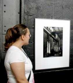 Besucherin in der aktuellen Fotoausstellung im LWL-Industriemuseum Zeche Hannover.     Foto: LWL