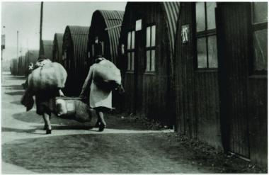 Nissenhütten im Grenzdurchgangslager Friedland. <br>Foto: Innere Mission, Grenzdurchgangslager Friedland, Repro: LWL<br />