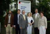ÖPR-Vorsitzender Michael Hilgenstock, Prof. Dr. Georg Juckel, LWL-Direktor Dr. Wolfgang Kirsch, LWL-Krankenhausdezernentin Helga Schumann-Wessolek, Heinz Augustin und die Leiterin des Pflegedienstes Marion Brand (v. l.).<br>Foto: LWL<br />