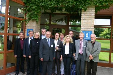 Stv. Ärztlicher Direktor Dr. Bernhard Sibum, Kaufmännischer Direktor Reinhard Loer, Pflegedirektorin Monika Seewald, Heimleiter LWL-Wohnverbund Karl-Josef Feischen, LWL-Direktor Dr. Wolfgang Kirsch, Ärztlicher Direktor PD Dr. Bernward Vieten, stv. Pflegedirektorin Walburga Körting, LWL-Krankenhausdezernentin Helga Schuhmann-Wessolek, Chef-arzt Tilmann Magerkurth, stv. Kaufmännischer Direktor Frank Hackmann und Vorsitzender des örtlichen Personalrats Rolf Sicker.<br>Foto: LWL<br />
