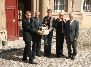 Die 100.000 Besucherin, Silvia Schramm aus Kassel (Mitte), wurde von den Dalheimer Museumsmachern begrüßt. V.l.: Muse-umsleiter Prof. Dr. Klaus Gereon Beuckers, LWL-Direktor Dr. Wolfgang Kirsch, Silvia Schramm, LWL-Kulturdezernentin Dr. Barbara Rüschoff-Thale und der Sprecher des Stifterkollegs der Stiftung Kloster Dalheim Prof. Dr. Horst Ziegler.<br>Foto: LWL/Maria Tillmann<br />