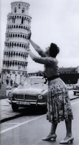 Dieses Urlaubsfoto der 1950er Jahre zeigt eine typische Pose mit dem schiefen Turm von Pisa für das Familienalbum geknipst.<br>Foto: Privat<br />