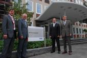 LWL-Direktor Dr. Wolfgang Kirsch (2.v.l.) und Amtsleiter Paul Griestopp (r.) begrüßten die 180 Mitarbeiter in den neuen Räumen des Versorgungsamtes, mit dabei waren Bodo Strototte, WLV, (l.) und Georg Fehlauer vom BLB.<br>Foto: LWL<br />