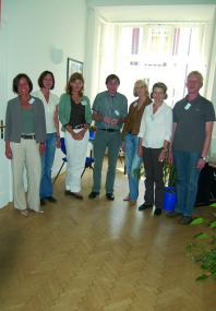 Das intensive und vielseitige Behandlungsangebot in der Sucht-Tagesklinik der LWL-Klinik Münster umfasst das therapeutische Team Ärzte und Psychologen, Gesundheits- und Krankenpfleger, Kunst- und Ergotherapeuten sowie Physiotherapeuten. Hier ein Teil des multiprofessionellen Teams mit Oberarzt Dr. Thomas Wefelmeyer (Mitte).