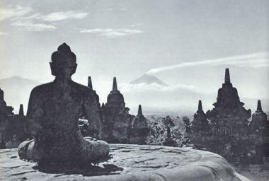 Gotthard Schuh, Blick vom Borobudur auf den Vulkan Merapi, 1938, Fotostiftung Schweiz, Winterthur