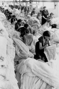 Arbeiterinnen kontrollieren Gardinen bei der Deutschen Bobinet GmbH, Trier 1950er Jahre.<br>Foto: LWL/Tritschler<br />