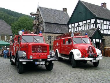 Rund 30 historische Feuerwehrautos präsentieren sich zwischen den Fachwerkhäusern des LWL-Freilichtmuseums.<br>Foto: LWL<br />