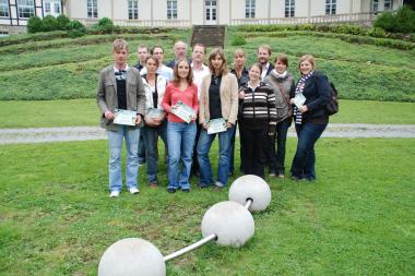 Die Studenten von Prof. Karl Manfred Rennertz (5. v.l.) zeigten zwei Monate lang ihre Betonsitzmöbel im LWL-Freilichtmuseum Detmold.<br>Foto: LWL<br /> 
