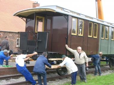 Ein 60-Tonnen-Mobilkran setzte den 12,5 Tonnen schweren Waggon im LWL-Ziegeleimuseum wieder auf die Schienen.<br>Foto: LWL<br />