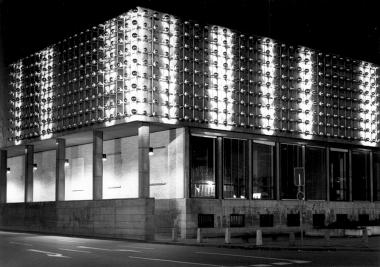 Otto Piene, Lichtwand: Silberne Frequenz, 1970/71, Lichtinstallation an der Fassade des Neubaus des LWL-Landesmuseums für Kunst und Kulturgeschichte.<br>Foto: LWL<br />