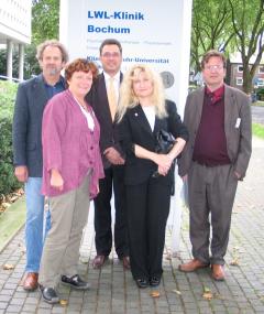 Thomas Profazi, stellv. LWL-Krankenhausdezernent, Marion Brand, Pflege-dienstleitung LWL-Klinik Bochum, Heinz Augus-tin, Kfm. Direktor, Helga Schumann-Wessolek, LWL-Krankenhausdezernentin und Prof. Dr. Georg Juckel, Ärztl. Direktor (v. l.).<br>Foto: LWL<br />