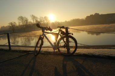 Auf dem Ruhrtalradweg unterwegs ¿ eine kleine Pause am Seeufer.<br>Foto: LWL<br />
