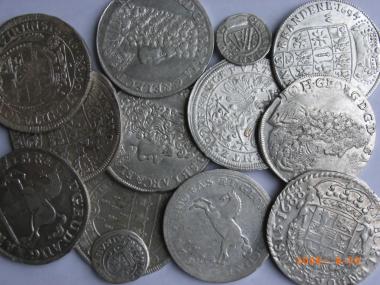 Einige Exemplare des Münzfundes in der Gemarkung Bödefeld.<br>Foto: LWL<br />