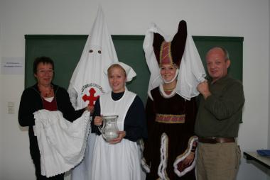 Unterstützt von Praxisanleiterin Ursula Klömich (links) und Paul Duhme, Leiter der LWL-Akademie für Gesundheits- und Pflegeberufe (rechts), zeigen Auszubildende der Akademie in einer Modenschau historische Trachten rund um die Pflege. Eine Kostprobe geben hier Markus Auster als ¿Pestbruder¿, Miriam Knoop als ¿Diakonisse¿ und Nadine Hesse als ¿Elisabeth von Thüringen¿ (von links).<br>Foto: LWL<br />