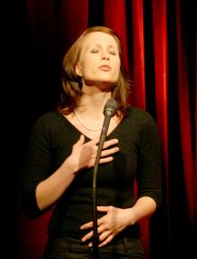 Jennifer Labath singt in der Maschinenhalle des Schiffshebewerks Henrichenburg.<br>Foto: LWL<br />