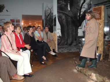 Schauspielerin Beate Reker trägt literarische Texte unterhaltsam und interessant in der Sonderausstellung ¿Pflanzenwelten¿ vor. <br>Foto: LWL<br />