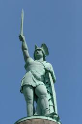 Held auf dem Sockel: Das Hermannsdenkmal in Detmold.<br>Foto: A. Leber, Lemgo<br />