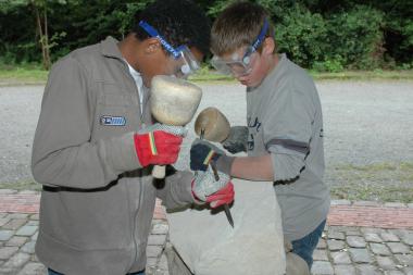 Helden in Sandstein: Auf der Zeche Nachtigall in Witten werden Schüler der "Heldenwerkstatt" kreativ.<br>Foto: LWL/Braun<br />