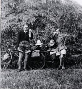 Zwei Radler auf dem Weg nach Süden. Ihre Bekleidung lief in den 1950er Jahren  noch unter ¿sportlich¿. <br>Foto: Privatbesitz<br /> 