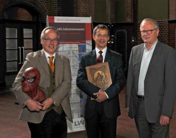 Dr. Dirk Zache (v. l.), Direktor des LWL-Industriemuseums, Tagungsleiter Dr. Eckhard Schinkel und Prof. Dr. Hans-Ulrich Thamer diskutierten mit den Teilnehmern über Helden als Konfliktfiguren.<br>Foto: LWL<br /> 