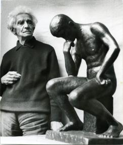 Robert Ittermann mit seinem ¿Denker¿ in Bronze.<br>Foto: Stadtarchiv Soest<br />