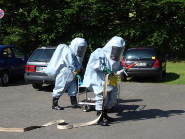 Bei der Großübung der Waltroper Feuerwehr am Schiffshebewerk handelt es sich um die Simulation eines schweren Chemikalienunfalls.<br>Foto: Privat<br />