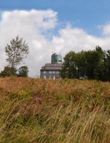 Blick auf den Astenturm - beliebtes Ausflugsziel von Wanderern und Naturinteressierten.<br>Foto: Crazius, Münster.<br />