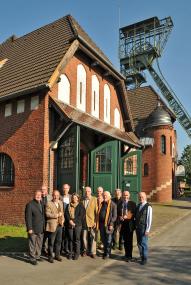 Vertreter der Fördervereine, des Freundeskreises und des LWL-Industriemuseums vor dem ¿Pferdestall¿ auf Zeche Zollern.<br>   Foto: LWL/Hudemann<br /> 