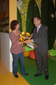 Birgit Lausen freute sich als 10.000. Besucherin über Blumen und den Ausstellungskatalog aus den Händen von Museumsdirektor Dr. Hermann Arnhold.<br>Foto: LWL<br />