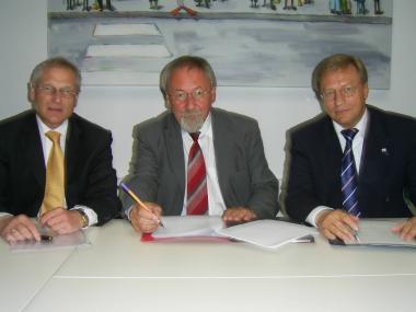 LWL-Direktor Dr. Wolfgang Kirsch, Vorsitzender der Landesarbeitsgemeinschaft der Freien Wohlfahrtspflege NW, Wolfgang Altenbernd und LVR-Direktor Harry K. Voigtsberger unterschrieben die Zielvereinbarung (v. l.). <br>Foto: LVR<br />