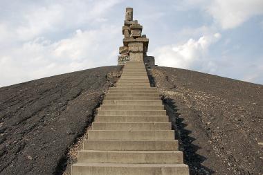 Einer Maya-Pyramide ähnlich sieht diese von H. Prigann geschaffene Himmelsleiter und Skulptur auf der 110 Meter hohen Halde Rheinelbe im Gelsenkirchener Süden.<br>Foto: LWL<br />