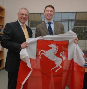Vor der Westfalenfahne: LWL-Direktor Dr. Kirsch und der neue Landesverbandsvorsteher des Landesverbandes Lippe, Dr. Andreas Kasper (v. l.).<br>Foto: LWL<br />
