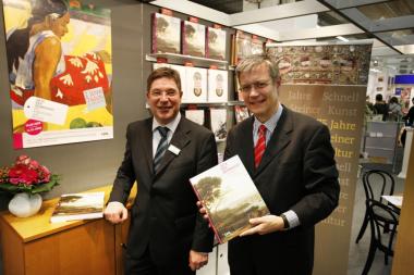 LWL-Museumsdirektor Dr. Hermann Arnhold (r.) und Verlagsleiter Dr. Albrecht Weiland präsentierten den Ausstellungskatalog ¿Orte der Sehnsucht¿ auf der Frankfurter Buchmesse.<br>Foto: LWL<br />