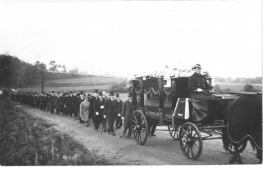 Der Leichenzug führte früher vom Wohnhaus des Verstorbenen zum Friedhof, wie hier 1935 in Bochum-Laer.<br>Foto: LWL-Archiv/Schmidthaus<br />