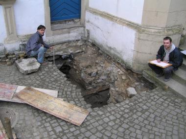 Die Mitarbeiter des Ausgrabungsteams, Thomas Wegener (links) und Oliver Böhm (rechts), vermessen und zeichnen das Treppenturmfundament aus dem 16. Jahrhundert.<br>Foto: LWL/S. Spiong.<br />