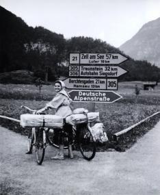 Radwandern in den Alpen war in den 1950er Jahren ohne  passenden Regenschutz nicht immer ein Vergnügen.<br>Foto: Privat<br />