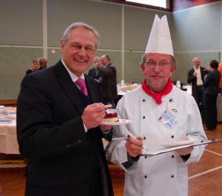 LWL-Direktor Dr. Wolfgang Kirsch (links) schlüpfte bei einer Bemusterung von Backwaren selbst schon in die Rolle des Testers.<br>Foto: LWL<br />