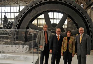 LWL-Direktor Dr. Wolfgang Kirsch (v. r.), Bürgermeisterin Dr. Dagmar Goch, Museumsdirektor Dirk Zache und Standortleiter Robert Laube freuen sich, dass die Sanierung der Gebläsehalle beginnt.<br>Foto: LWL/Hudemann<br />