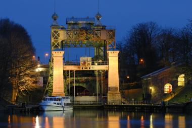 Am ersten Adventswochenende findet der stimmungsvolle Weihnachtsmarkt vor der Kulisse des beleuchteten Schiffshebwerks Henrichenburg statt.<br>Foto: LWL/Jockschat<br /> 