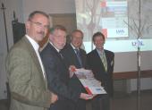 LWL-Direktor Dr. Wolfgang Kirsch (2.v.r.) überreichte die Aufnahme-urkunde an Landrat Konrad Püning (3.v.r.). Mit ihnen freuen sich Michael Stojan von der Interessengemeinschaft Planen und Bauen in Westfalen (l.) und Prof. Dr. Klaus Anderbrügge von der Stiftung Westfalen-Initiative.<br>Foto: LWL/Djahanschah<br /> 