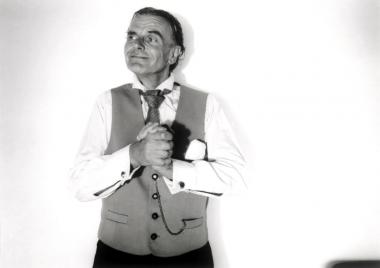 Bernd Surholt präsentiert seine Wilhelm Busch-Theaterreise in der Maschinenhalle des Schiffshebewerks.