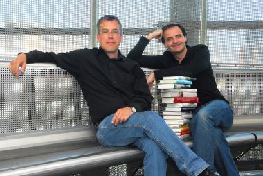 Michael Schikowski (l.) und Christoph Wortberg (r.) führen auf eine sinnlich-intellektuelle Reise in die Welt der Sachbücher.<br>Foto: Christoph Seelbach<br />