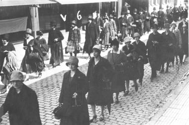 Pilgern ist wieder ¿in¿. Das Foto zeigt Wallfahrerinnen aus Vreden (Kreis Borken) beim Einzug in den rheini-schen Wallfahrtsort Kevelaer (1930).<br>Foto: A. Kersten<br />