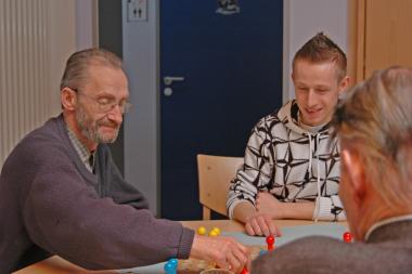 Senior und Praktikant beim spielerischen Zeitver-treib in der LWL-Tagespflegeeinrichtung Gütersloh.<br>Foto: LWL<br />