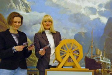 LWL-Kulturdezernentin Dr. Barbara Rüschoff-Thale (rechts) und Projektleiterin Dr. Gudula Mayr ermittelten die Gewinner im LWL-Landesmuseum für Kunst und Kulturgeschichte.<br>Foto: LWL<br />