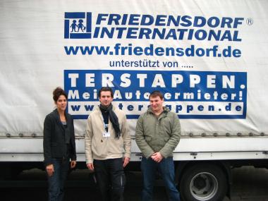 Maike Hübner vom LWL-Versorgungsamt hat die orthopädischen Hilfen an Andre Romich und Mario Koenen (v. l.)  vom Friedensdorf übergeben.<br>Foto: LWL<br />