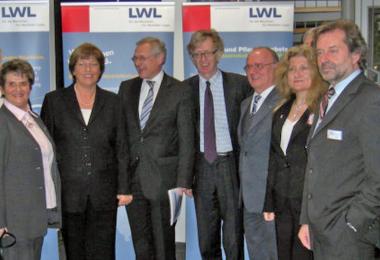 In der kinder- und jugendpsychiatrischen LWL-Klinik Hamm: Bundesgesundheitsministerin Ulla Schmidt und LWL-Direktor Dr. Wolfgang Kirsch (2. u. 3. v.l.), flankiert von Bärbel Bredenbach, Vize-Vorsitzende LWL-Gesundheits- und Krankenhausausschuss (l.), SPD-MdB Dieter Wiefelspütz, dem LWL-Fachausschussvorsitzenden George Zeich, LWL-Krankenhausdezernentin Helga Schuhmann-Wessolek und Klinik-Verwaltungsdirektor Peter Eltrop (4.-7.v.l.).<br>Foto: LWL<br />