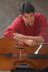 Professor Matías de Oliveira Pinto entlockt seinem Cello am Freitag im LWL-Landesmuseum südamerikanische Klänge.<br>Foto: PR<br />