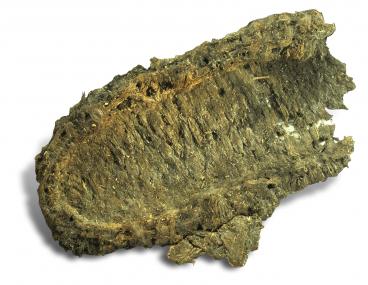 Ältestes Exponat in der Ausstellung Schuhtick: Die Bastsandale aus Sipplingen ist naturwissenschaftlich zwischen 2917 und 2856 v.Chr. datiert - ob ein Mann oder eine Frau sie getragen hat ist unbekannt.<br>Foto: Regierungspräsidium Stuttgart, Landesamt für Denkmalpflege.<br /> 